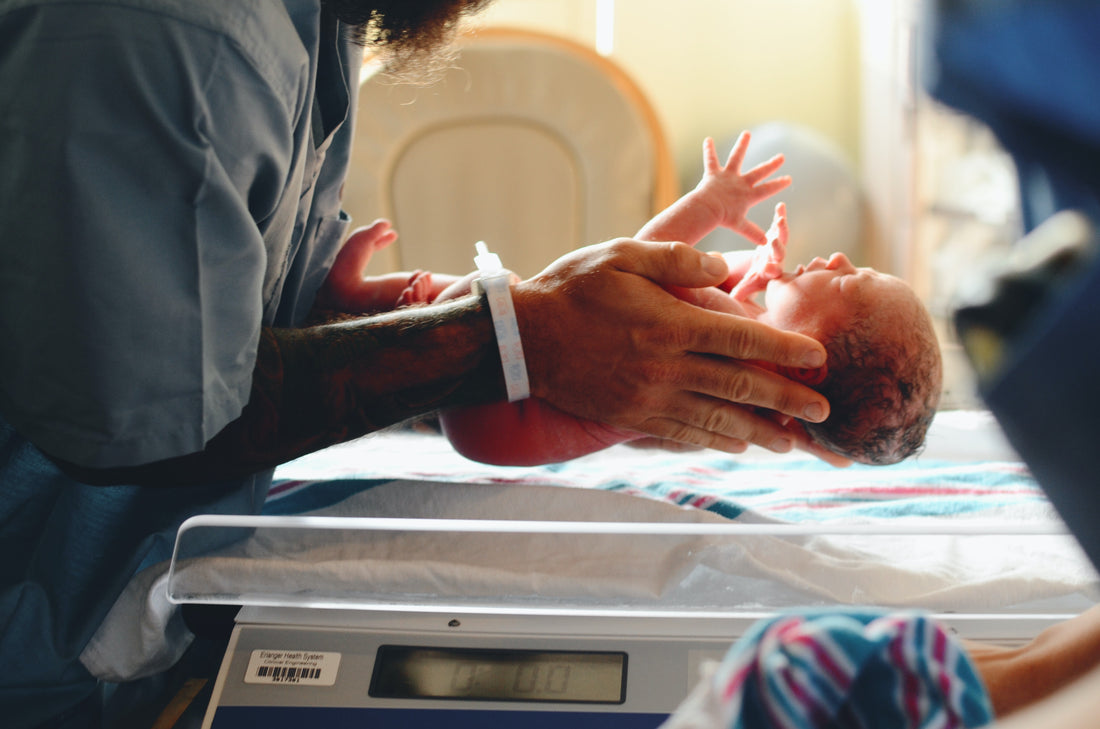 25 Postpartum Journaling Prompts for New Moms