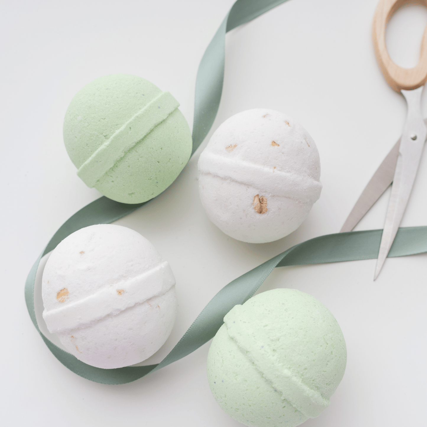 Silk + Sonder Wild Ambitions Candle + Bath Bomb Set Bundle